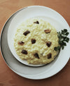 RISOTTO AUX CUISSES DE GRENOUILLE SERVI AVEC UNE SAUCE ÉPICÉE 